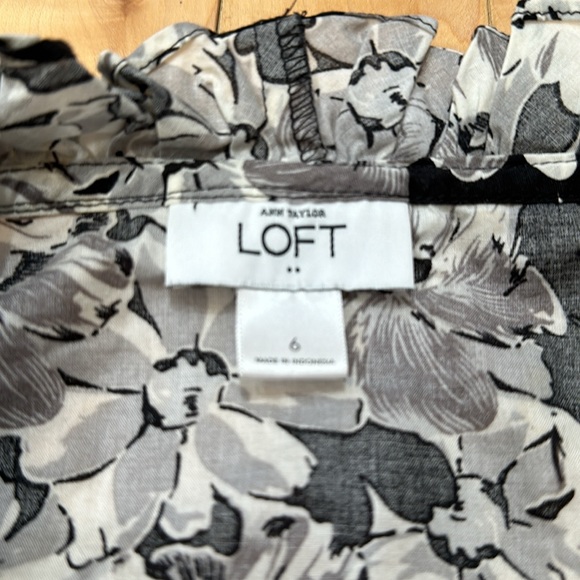 Ann Taylor Loft Floral Button Up Top - Picture 3 of 7